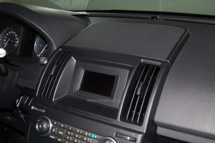 Навигация для freelander на базе 7 дюймовой модели супермощного мультимедиа навигатора Carmani CX500 (Carmani CX 500) для установки в штатную панель автомобиля Land Rover Freelander 2 (2013+) с штатным 5 дюймовым монитором. 
Комплект навигации Carmani CX500 для установки в Land Rover Freelander 2 (2013 + ), 
предназначен для расширения мультимедийных возможностей штатного головного устройства автомобиля Land Rover Freelander 2 (2013 + ) в комплектации с штатным 5 дюймовым монитором.  Carmani CX-500 (Carmani CX 500) поражает своими техническими характеристиками - процессор 2,12GHz, оперативка 512МВ, мультизадачность и широкие возможности расширения системы, подключением дополнительных устройств, таких как громкоговорящая связь, видеорегистратор, камера заднего вида и т.д
Установка осуществляеться путем переноса штатного трип монитора. 
