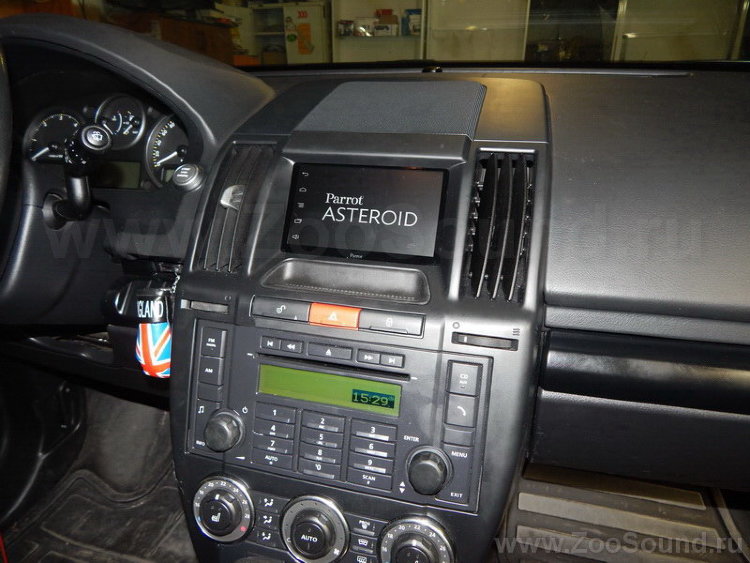 Навигация Parrot ASTEROID Smart мультимедиа навигатора на Android для установки в штатную панель автомобиля Land Rover Freelander 2 (2006-2013). 
Навигации Parrot ASTEROID Smart для установки в Land Rover Freelander 2, 
предназначен для расширения мультимедийных возможностей штатного головного 
устройства автомобиля Land Rover Freelander 2 . Parrot ASTEROID Smart  поражает своими техническими характеристиками - Отличный сенсорный дисплей. Характеристики серьезные никаких тормозов и глюков,особенно зимой., ОС Android позволяет пользоваться "маркетом" и качать приложения,игрушки и т.д. Встроенная память нормальная. Плюс поддержка флешек,карт памяти(если вдруг кому не хватает). Полное голосовое управление. И никаких проблем с распознаванием команд на русском языке.
